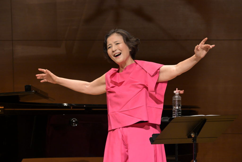 マイクなしで歌った「祈り」