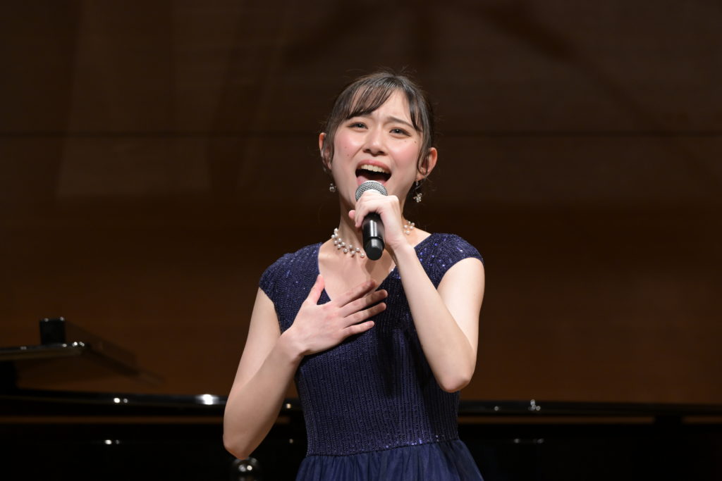 国松真梨華
『アナと雪の女王』から「モンスター」を熱唱中