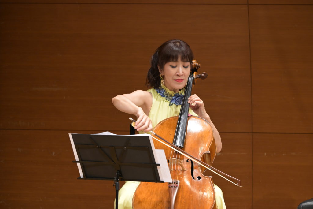 チェロの諸岡由美子さん